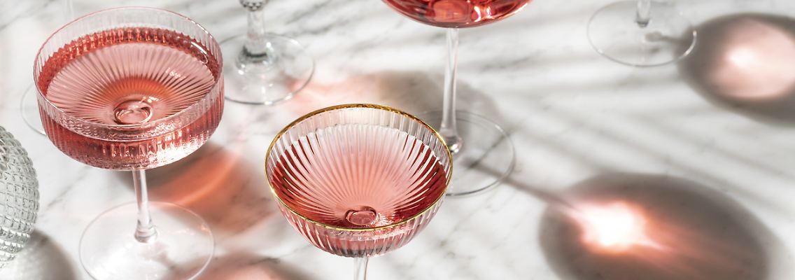 Mit alkoholfreiem Wein, Bier oder Gin fällt der Verzicht auf Alkohol im Dry January nicht schwer.