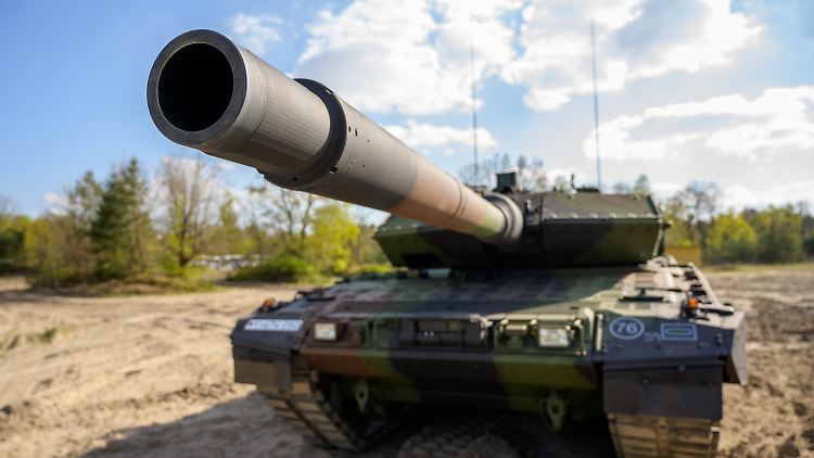 Der "Leopard 2" wäre für die Ukraine fraglos von hohem Kampfwert, doch bislang lehnt die Bundesregierung die Lieferung ab.