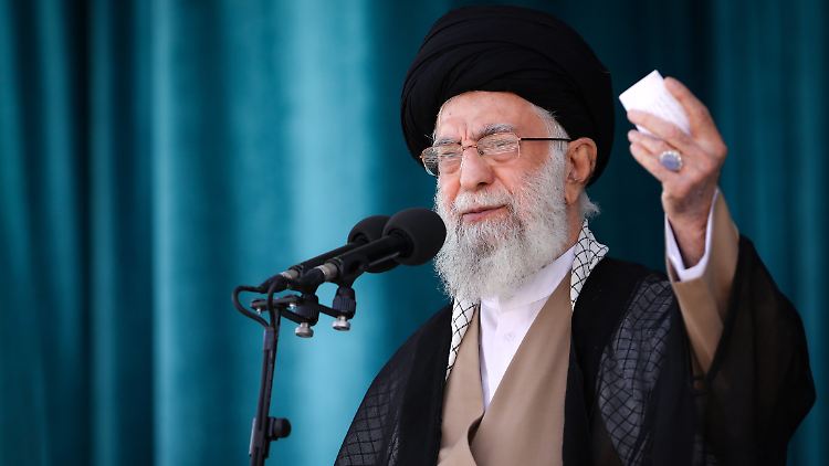 Die Botschaft der Satirezeitschrift "Charlie Hebdo" an Staatsoberhaupt Ali Chamenei ist deutlich: "Mullahs, geht dahin, woher ihr gekommen seid".