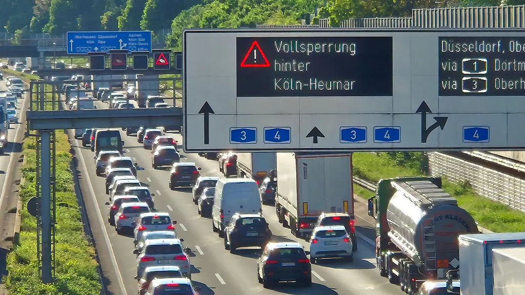 Das-Autobahnschild-zeigt-am-Autobahndreieck-Koeln-Heumar-die-Aufschrift-Vollsperrung-hinter-Koeln-Heumar