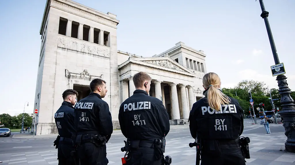 Einsatzkraefte-der-Polizei-stehen-auf-dem-Koenigsplatz