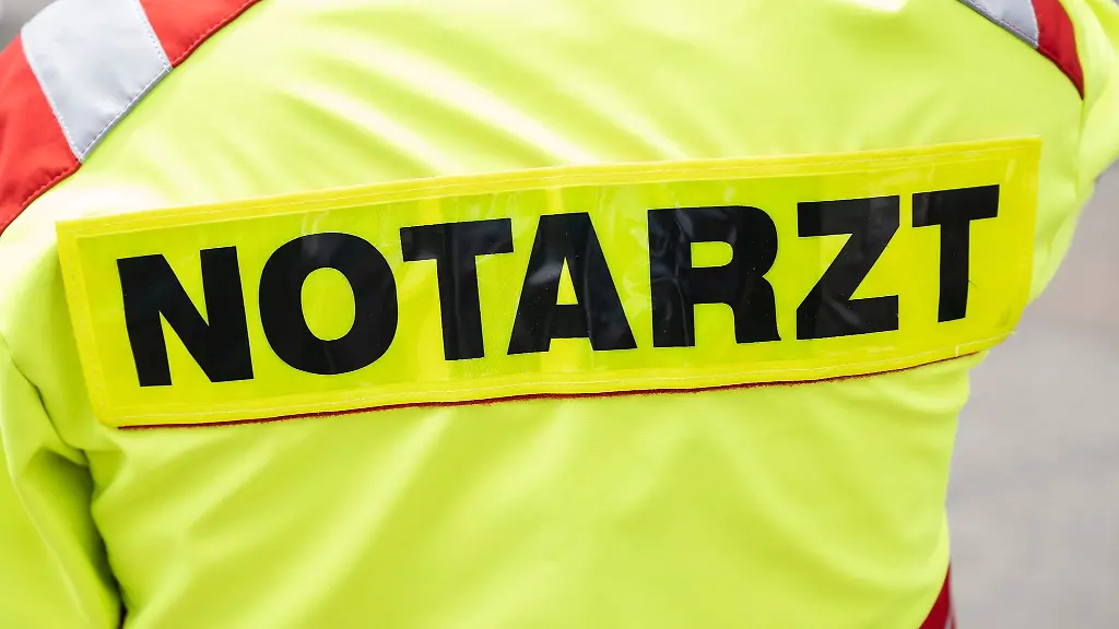 Ein-Notarzt-von-der-Feuerwehr