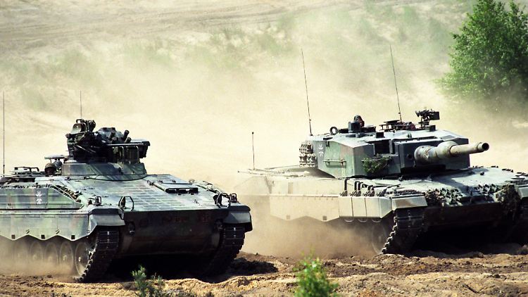 Schützenpanzer "Marder" (l.), hier bei einem Bundeswehr-Manöver neben einem "Leopard 2".