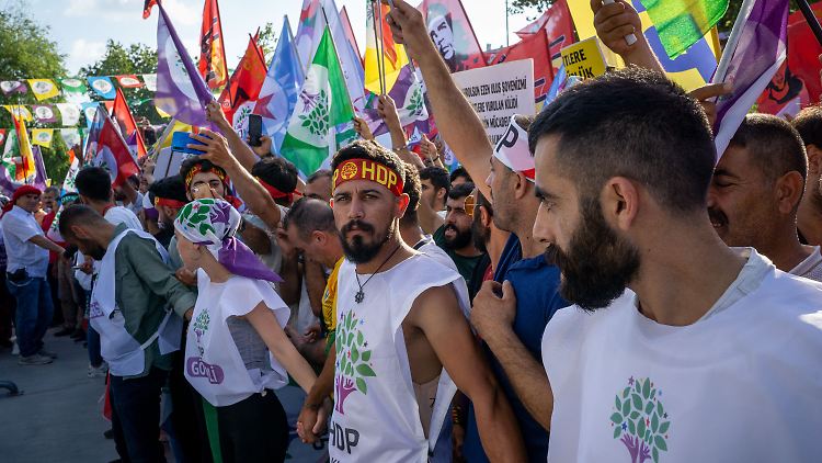 Unterstützerinnen und Unterstützer der pro-kurdischen HDP bei einer Demonstration in Istanbul.