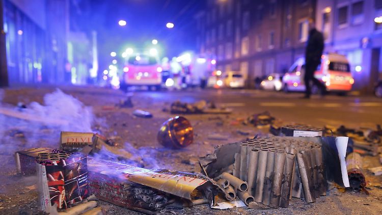 Silvesternacht in Düsseldorf - Nordrhein-Westfalens Innenminister Reul weist nach eigenen Angaben "seit Monaten" auf Probleme mit jungen Männern hin.