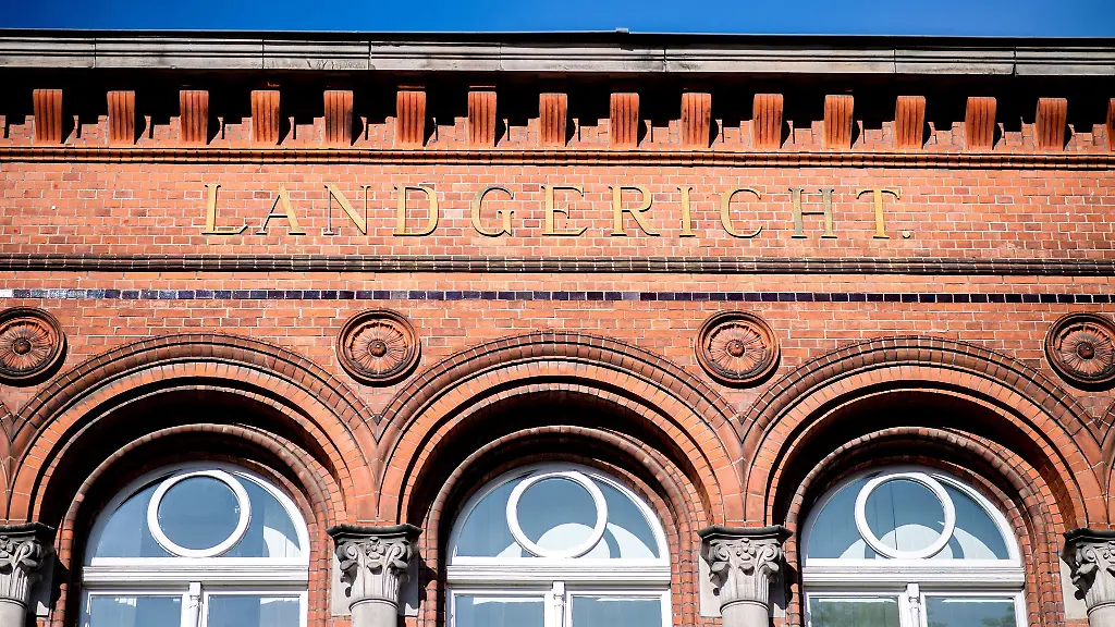 Der-Schriftzug-Landgericht-haengt-am-historischen-Gebaeude-des-Landgerichts-Verden-im-Stadtzentrum