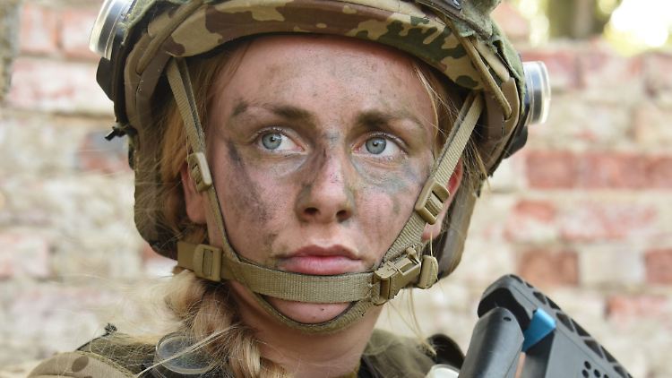 Bis zum Jahr 2031 soll die Bundeswehr auf mehr als 200.000 Soldaten aufgestockt werden -  das Verteidigungsministerium schätzt das als "ambitioniert" ein.