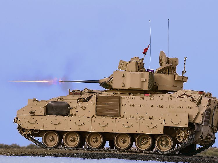 Schnellfeuerkanone, MG und optional Panzerabwehrraketen: Ein Bradley übt den scharfen Schuss.