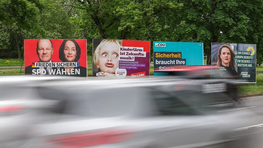 Wahlplakate-von-SPD-l-r-Linken-CDU-und-Gruenen-stehen-an-einer-Hauptstrasse
