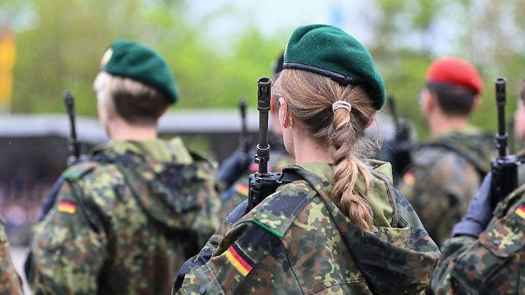 Seit Aussetzung der Wehrpflicht sind Kriegsdienstverweigerer ausschließlich Menschen, die bereits bei der Bundeswehr Dienst tun. 