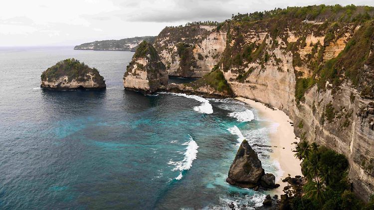 Der Diamond Beach in Nusa Penida ist ein beliebtes Touristenziel. 