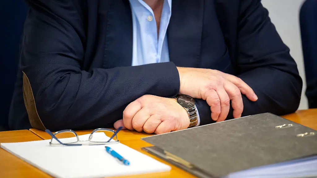 Ein-ehemaliger-Manager-des-Moebelkonzerns-Steinhoff-sitzt-im-Gerichtssaal-vom-Landgericht-Oldenburg