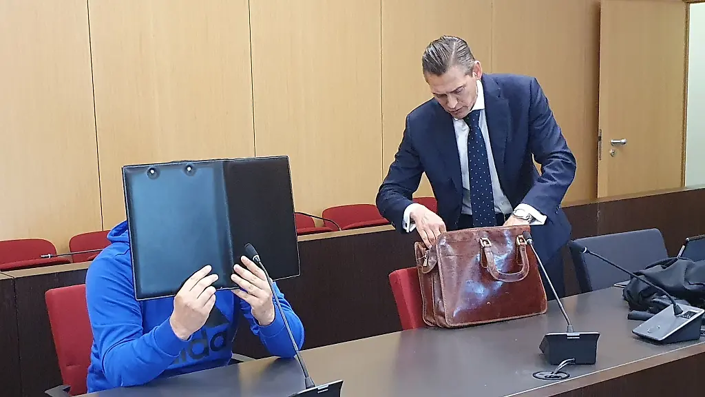 Der-Angeklagte-l-und-sein-Verteidiger-Daniel-Woelky-beim-Prozess-im-Landgericht