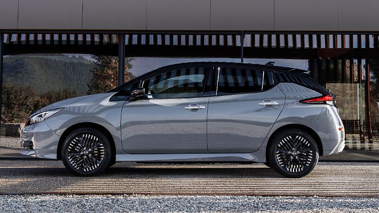 Nissan Leaf: Mit knapp 4,50 Metern ist der elektrische untere Mittelklässler fast nicht mehr kompakt. Die schwarz lackierten Aluräder sehen stylish aus.