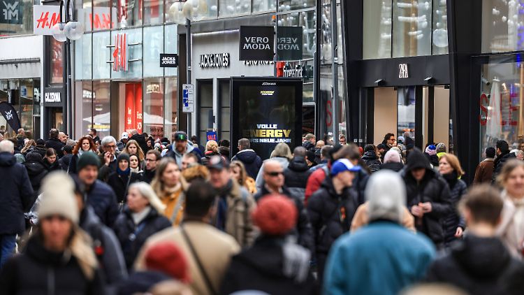 Kurz vor Weihnachten tummeln sich besonders viele Menschen auf den Einkaufsmeilen der Bundesrepublik. 