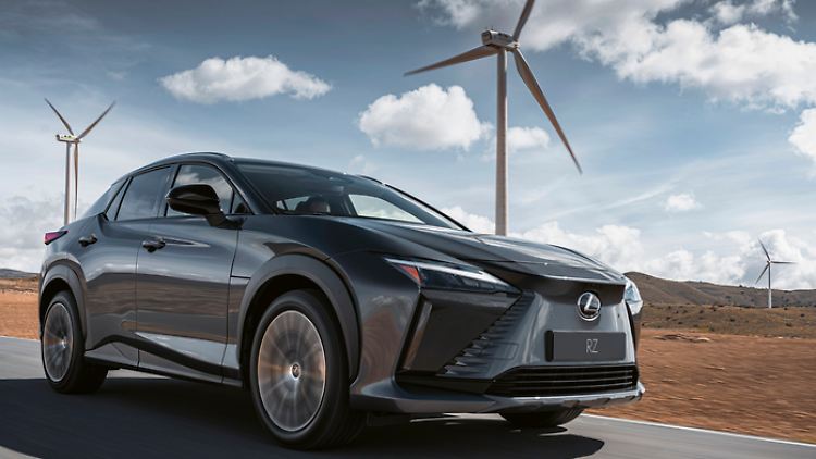 So soll es idealtypisch laufen: Der Strom kommt aus nachhaltigen Energien und sorgt in E-Autos wie dem Lexus RZ 450e für Vortrieb. 