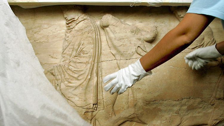Ein Mitarbeiter des neuen Museums der Akropolis in Athen öffnet einen Container mit der ersten Darstellung des Frieses aus der Westseite des Parthenons.