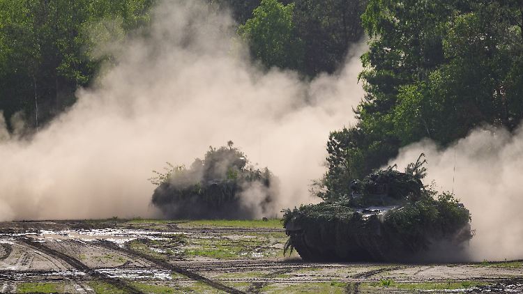 Die Bundeswehr nutzt den "Marder" selbst. Nach ntv-Informationen sollen die 40 Panzer, die noch im ersten Quartal 2023 an die Ukraine geliefert werden sollen, aus ihren Beständen kommen. 