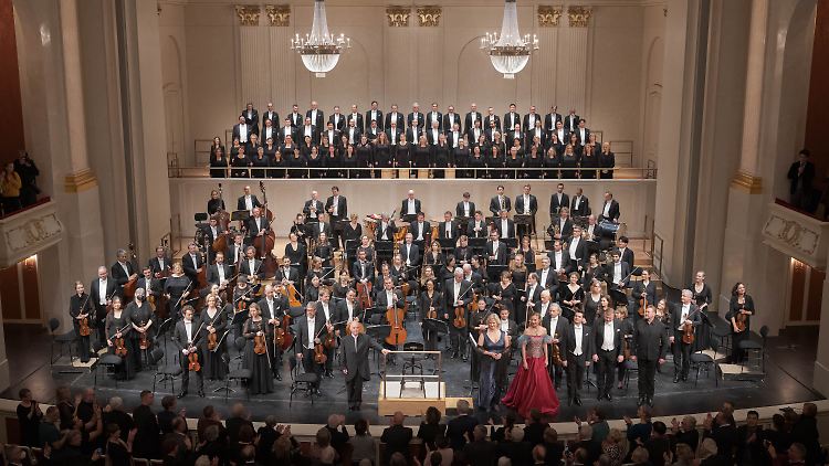 Mit langem Beifall feierte das Berliner Publikum die Rückkehr Barenboims ans Pult zum Jahreswechsel.