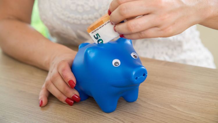 Ob in die Spardose oder aufs Konto damit: Wer übers Jahr hinweg konsequent Geld zur Seite legt, kann sich am Ende des Jahres über ein kleines Vermögen freuen.