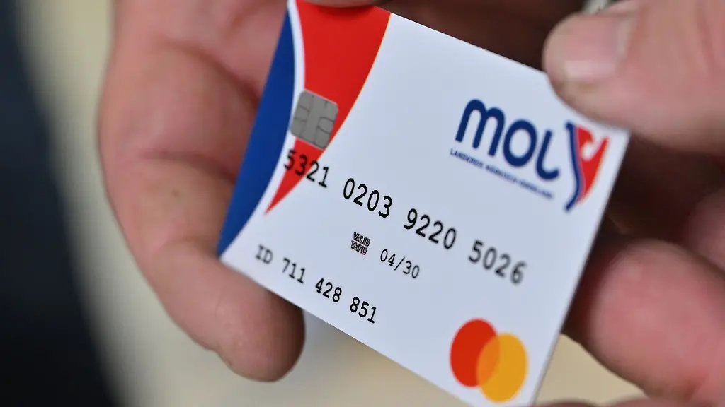 Eine-Bezahlkarte-fuer-Asylbewerber-wird-in-einer-Aussenstelle-des-Sozialamtes-vom-Landkreis-Maerkisch-Oderland-gezeigt