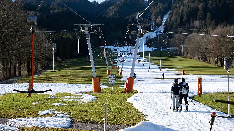 In vielen Skigebieten reicht der natürliche Schnee aktuell nicht aus.