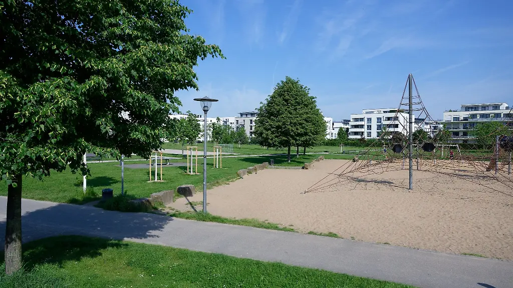 Ein-Spielplatz-liegt-auf-dem-Gelaende-des-Buergerparks-in-Koeln-Kalk