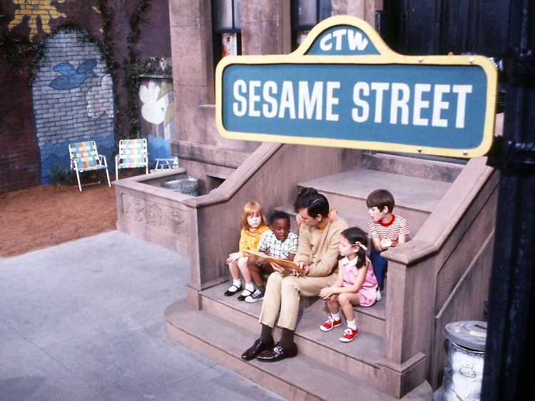 Die Sesamstraße wird 50! Wie Ernie, Bert &amp; Co. nach Deutschland kamen ...