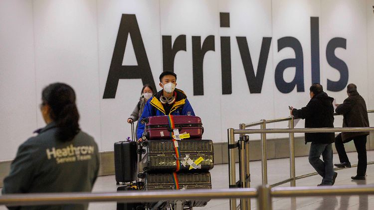 Einreise nur mit Test: Passagiere aus China kommen am Londoner Flughafen Heathrow an. 