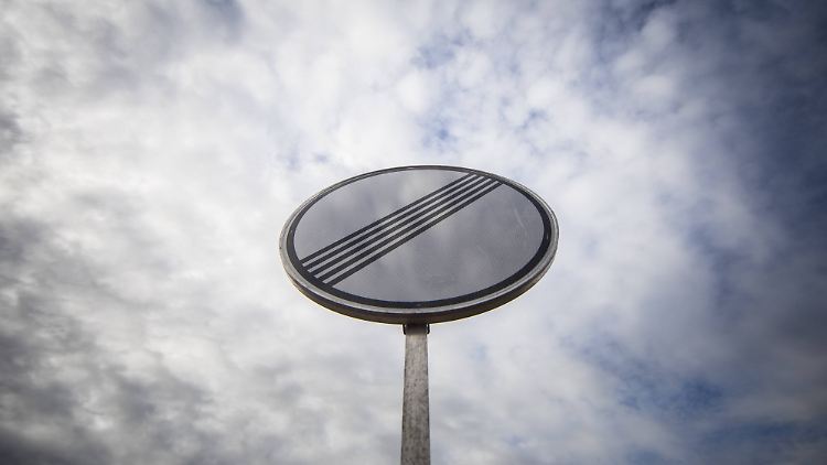 Schilder wie dieses wurden von Aktivisten abmontiert.