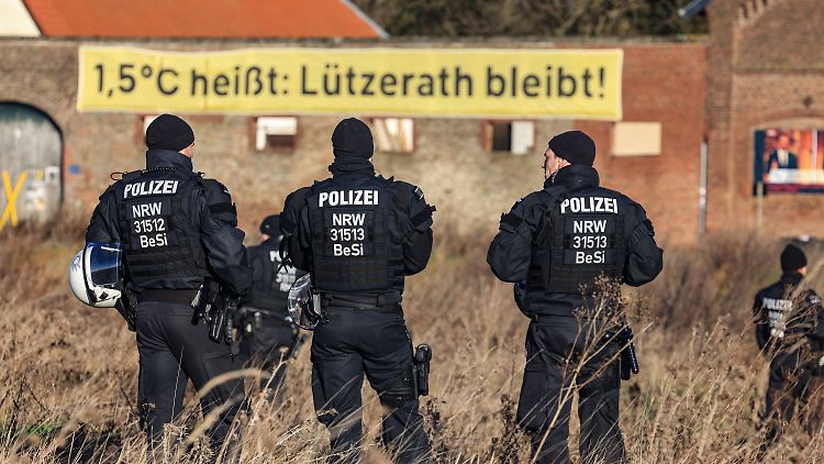 Die Polizei trifft Vorbereitungen, um das Dorf zu räumen - dort sollen sich Hunderte Klimaaktivisten aufhalten.