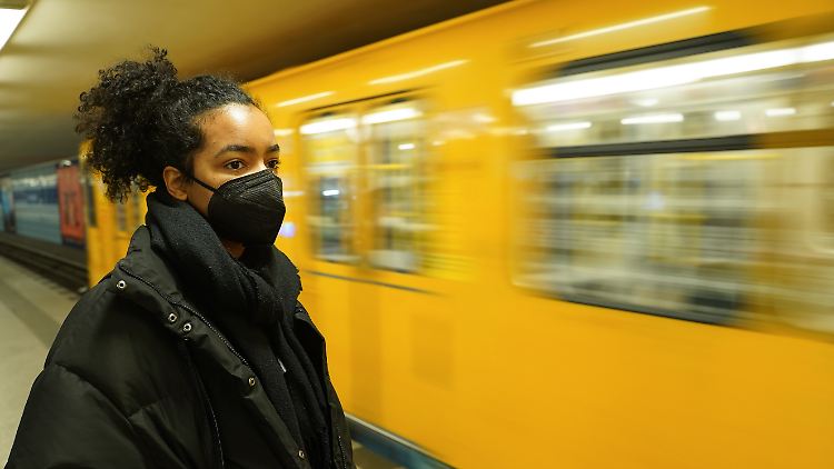 Viele Menschen sind mittlerweile ans Tragen einer Maske gewöhnt, viele tragen in Berlin aber längst auch keine mehr.