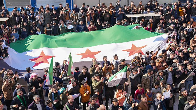 Demonstranten zeigen die Flagge der syrischen Opposition in der Region Aleppo. 