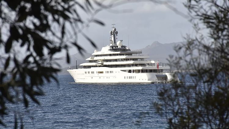 Hier ankert die Abramowitsch-Luxusjacht im Dezember vor der türkischen Küste - aber ist es auch offiziell noch die von Vater Roman?