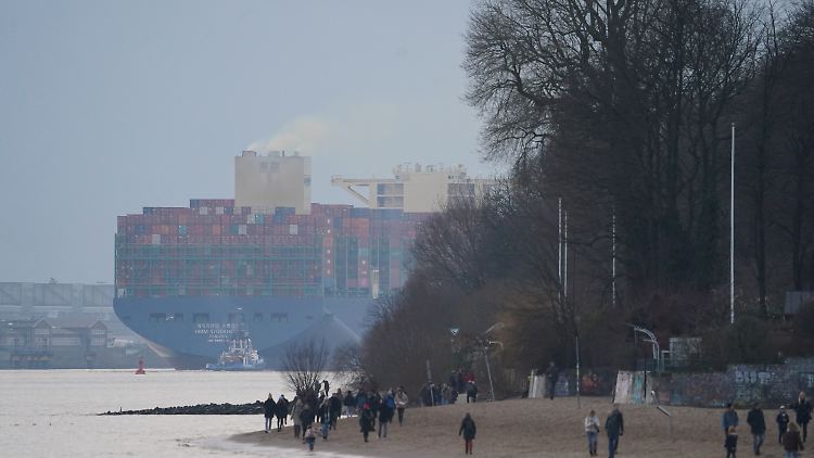 Ein Container-Riese verlässt am Dienstag den Hamburger Hafen.
