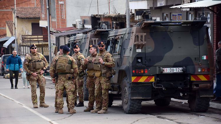 Soldaten der NATO-geführten Kosovo-Truppe (KFOR) sollen die Sicherheit im gesamten Kosovo garantieren.