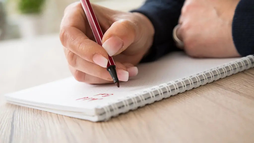 So-geht-effektives-Arbeiten-mit-To-do-Listen-Aufgaben-durchstreichen-To-dos-einordnen-und-Fokusarbeitszeiten-einplanen