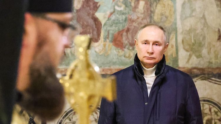 Alleine im Weihnachtsgottesdienst: der russische Machthaber Wladimir Putin.