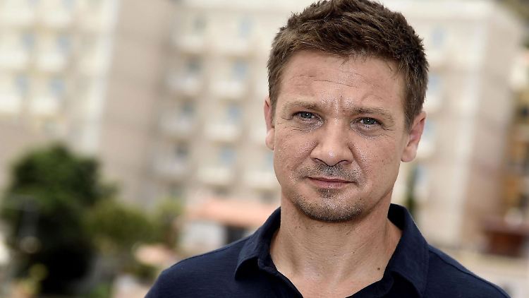 Der US-Schauspieler Jeremy Renner musste nach einem Unfall im Schnee auf die Intensivstation eines Krankenhauses.