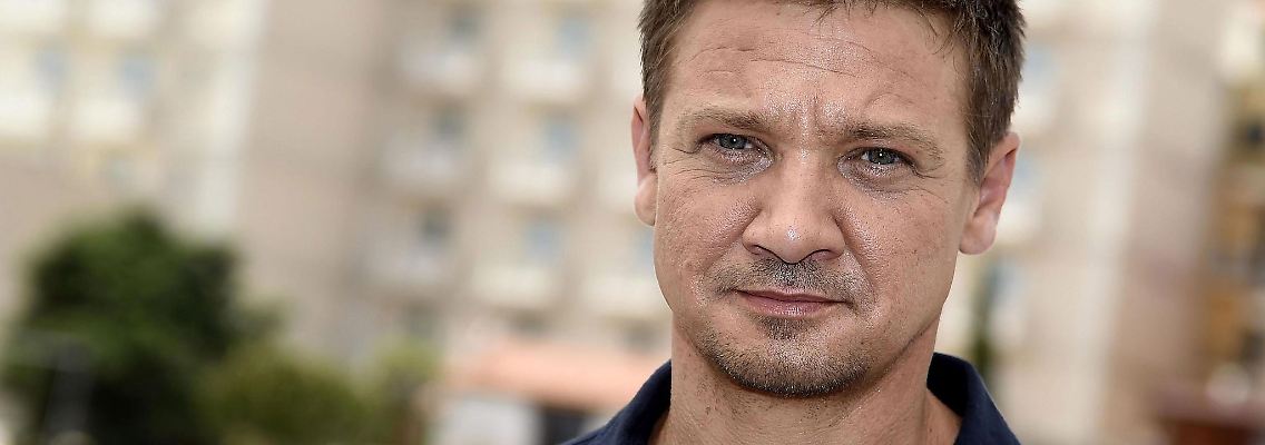 Der US-Schauspieler Jeremy Renner musste nach einem Unfall im Schnee auf die Intensivstation eines Krankenhauses.