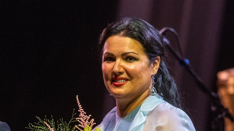 Der auch im Westen bekannten Opernsängerin Netrebko wird vorgeworfen, sich nicht deutlich genug vom russischen Präsidenten Putin distanziert zu haben.