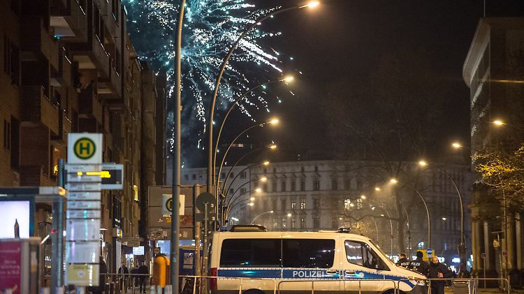 In Berlin und anderen Städten kam es in der Silvesternacht zu Angriffen auf Polizei und Rettungskräfte.