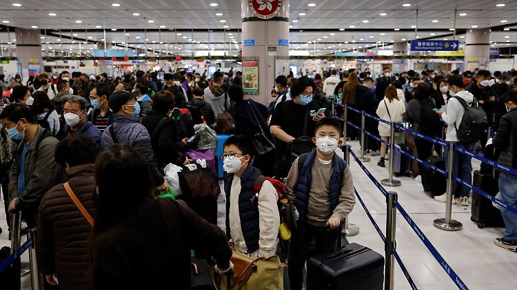Vorerst gilt eine Quote von 50.000 Menschen pro Tag, die Hongkong in Richtung China verlassen dürfen. 
