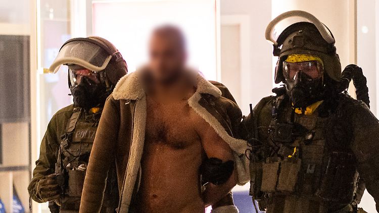 Ob der 32-Jährige einem Haftrichter vorgeführt wird, ist noch nicht entschieden.