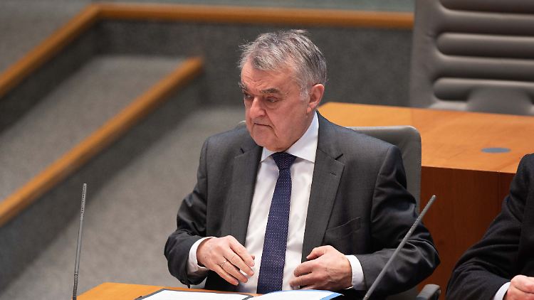 Der nordrhein-westfälische Innenminister Herbert Reul.