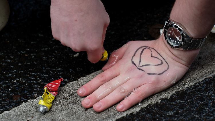 Die Letzte Generation verteidigt ihr Vorgehen: "Keine Petition hat uns das Frauenwahlrecht oder die Gleichberechtigung zwischen Schwarzen und Weißen gebracht."