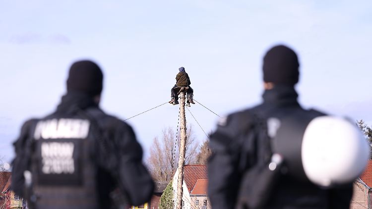 Barrikaden sind errichtet, erhöhte Stellungen bezogen.