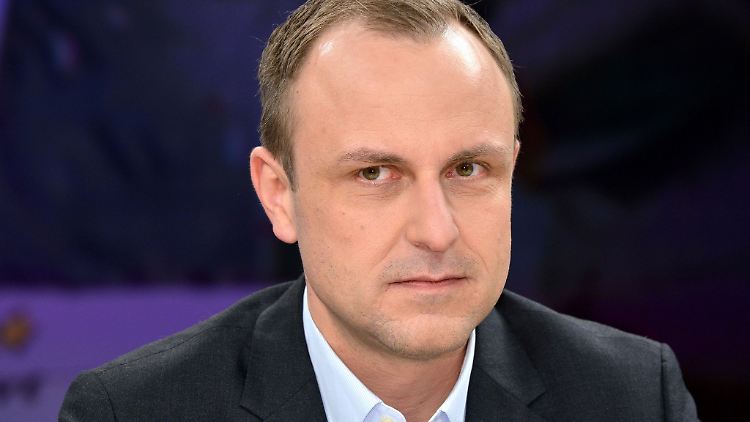 Laut dem Terrorismus-Experten Peter Neumann müssen verschiedene extremistische Bedrohungen gleichzeitig bekämpft werden.