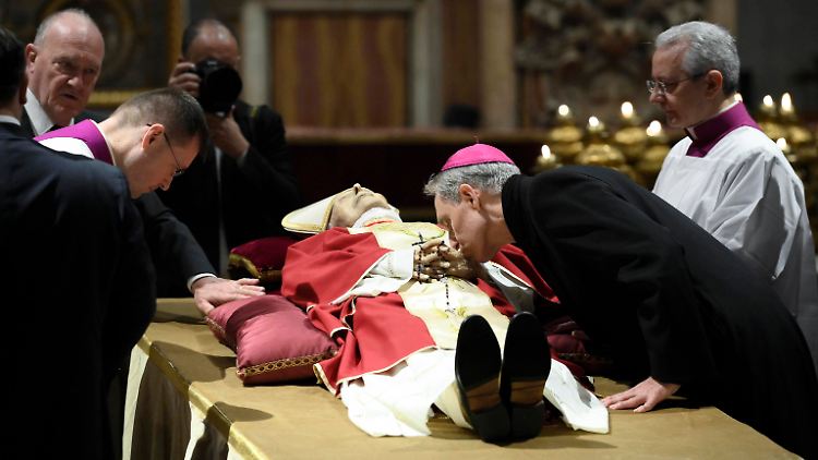 Georg Gänswein verabschiedet sich vom aufgebahrten Papst Benedikt XVI.