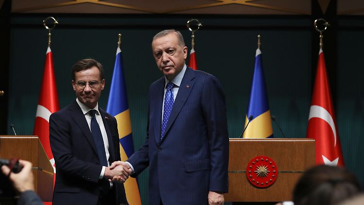 Der schwedische Ministerpräsident Kristersson (l.) will vom Händedruck mit dem türkischen Präsidenten Erdogan (r.) hin zum "Ja" für den NATO-Beitritt.